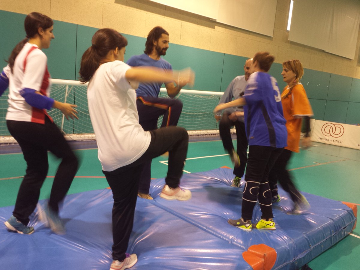 MadridMasIdeas's tweet photo. Tras #halloween, hoy en el #CRE y en compañía de @selkapisoblanco, el penúltimo entrenamiento antes del #XIMemorialDM. https://t.co/mh5R6QEEUk