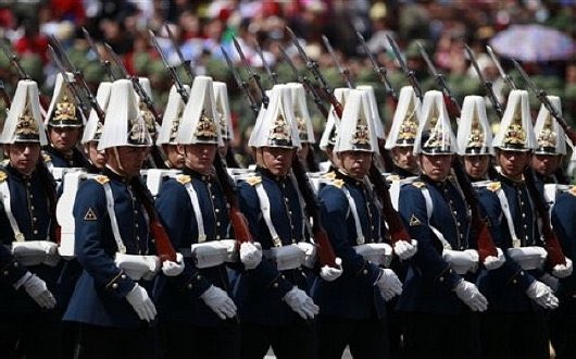 ラ王子 プロイセン胸甲騎兵 チリ陸軍士官学校だと未だにパレード装でプルームをつけたピッケルハウベにスウェーデン袖の青い軍服着てるからだいぶ帝政ドイツ感はあるよね