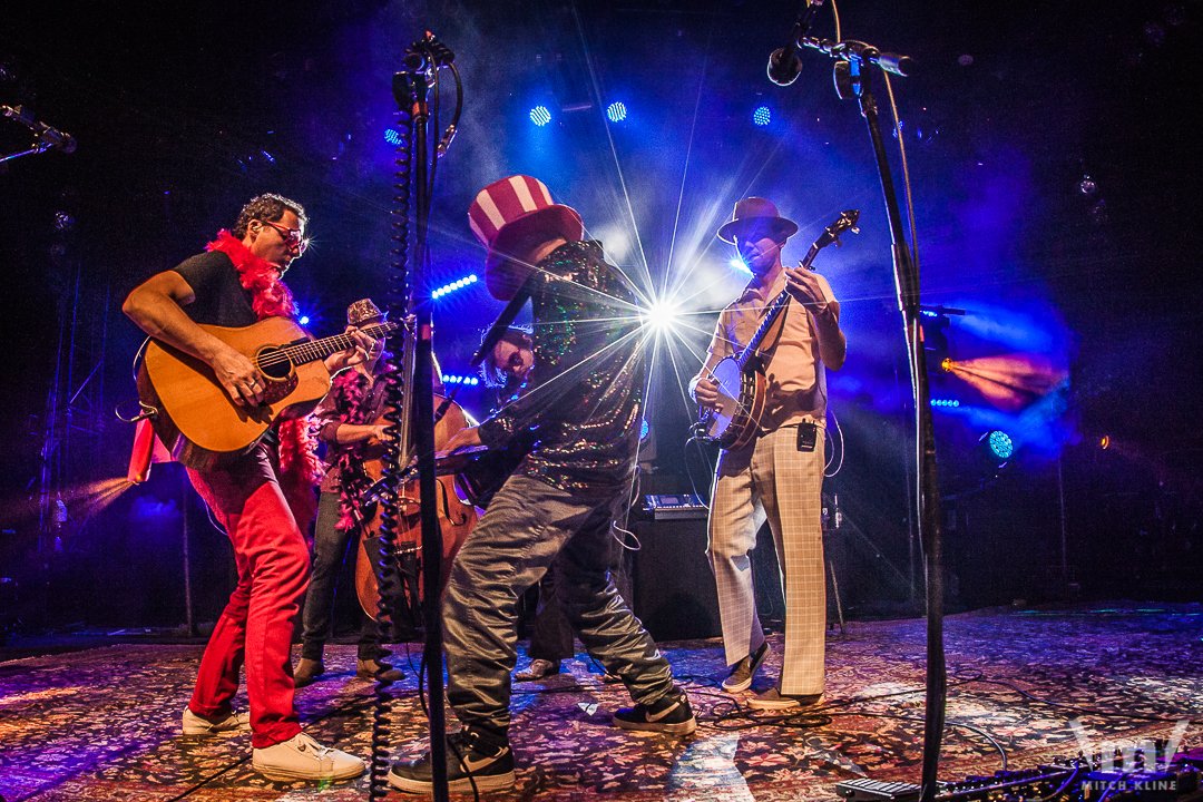 highfivearchive's tweet photo. @stringdusters 10/28 photo gallery - https://t.co/wfBwXJuEtl - #infamousstringdusters #bigtophalloween #bluegrass #concerts #photogalleries https://t.co/zgqihNQB0q