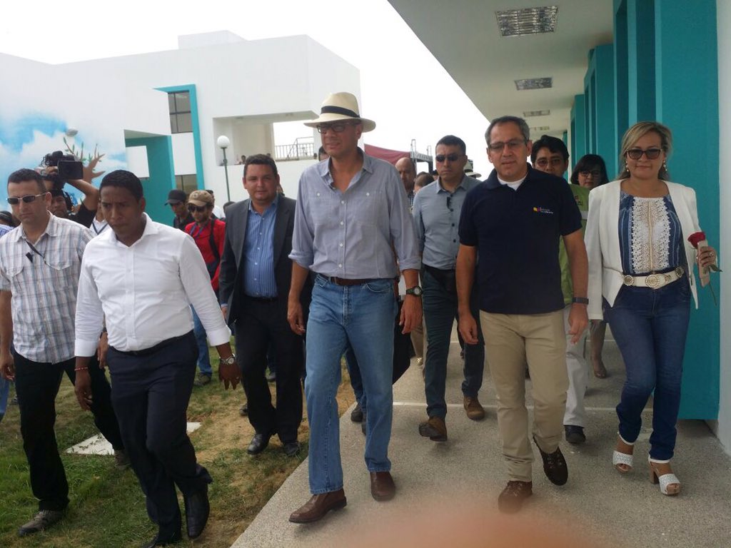 88888stat's tweet photo. #EducaciónDeCalidad, el vicepresidente @JorgeGlas inauguró la unidad del milenio #70. 52 están en construcción y pronto contrataremos 40+. https://t.co/fgv0rizHN7