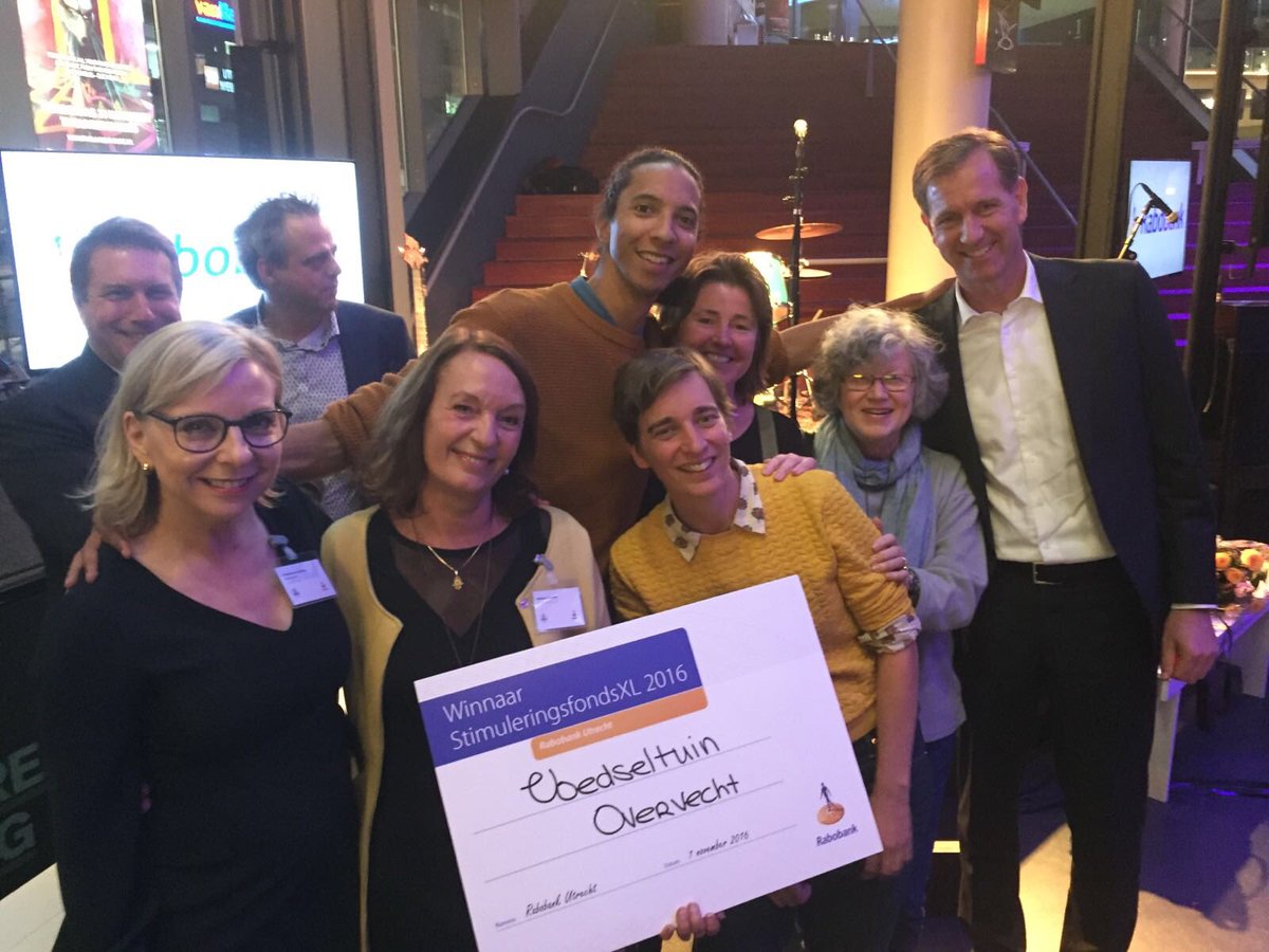 MarianneHoukamp's tweet photo. Dank @RaboUtrecht voor deze bijzondere prijs! Dankbaar en blij met zoveel steun uit de samenleving voor @VoedseltuinOVV  #overvecht https://t.co/tD0ISxaZES