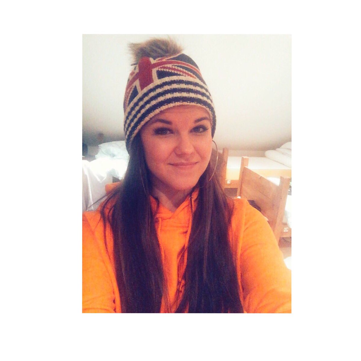 saaraaalto's tweet image. I&apos;m trying to keep myself warm cause the cold is catching me up again 😥 But let&apos;s stay positive ❤