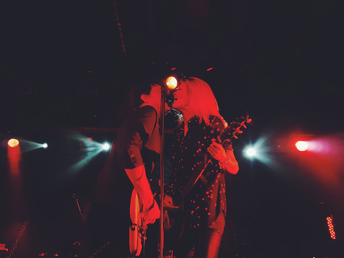 victoriafenoll's tweet photo. Me requeteencantan, mucho! @TheKills primera parada en un @RazzmatazzClubs lleno y el sรกbado en @kafeantzokia (Bilbao) #AshAndIce https://t.co/bEsCZtUI1k