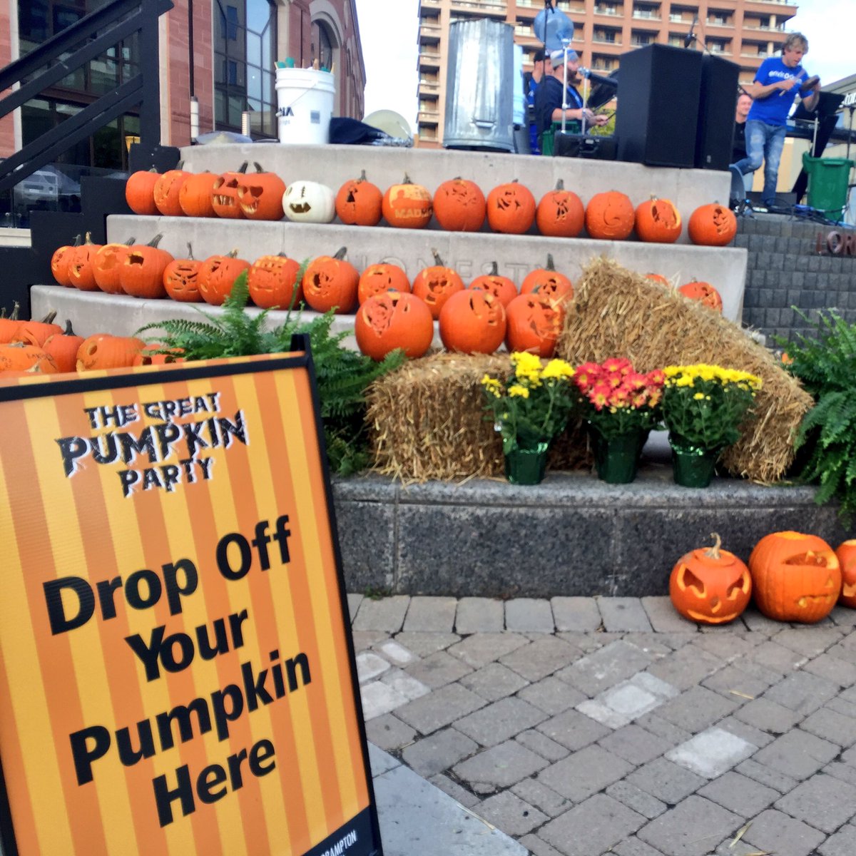 bramptondtbia's tweet photo. Having a blast at the Great Pumpkin Party in @GardenSQLive! 🎃 #DowntownBrampton https://t.co/hDh4jtZnTv