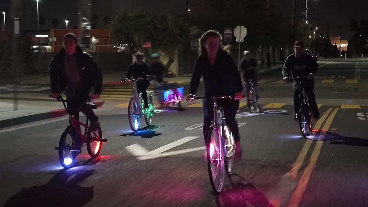 MonkeyLectric's tweet image. Our latest @kickstarter campaign..  kickstarter.com/projects/minim… The easiest way to be seen on your bike.