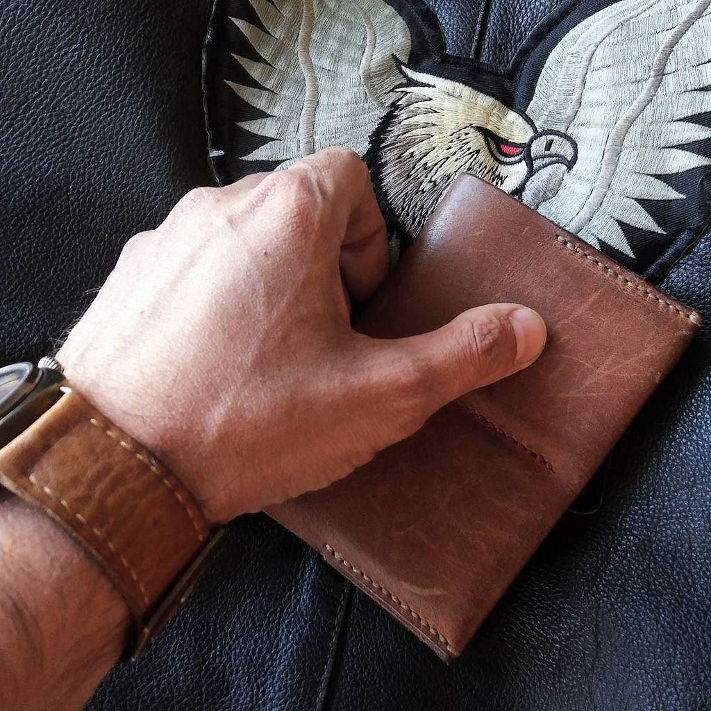 ilemgoods's tweet photo. 'Sepian' wallet is available 😉
📬 Order now: ilemleathergoods@gmail.com https://t.co/qVQNSoJjIi https://t.co/hseBYaaeum