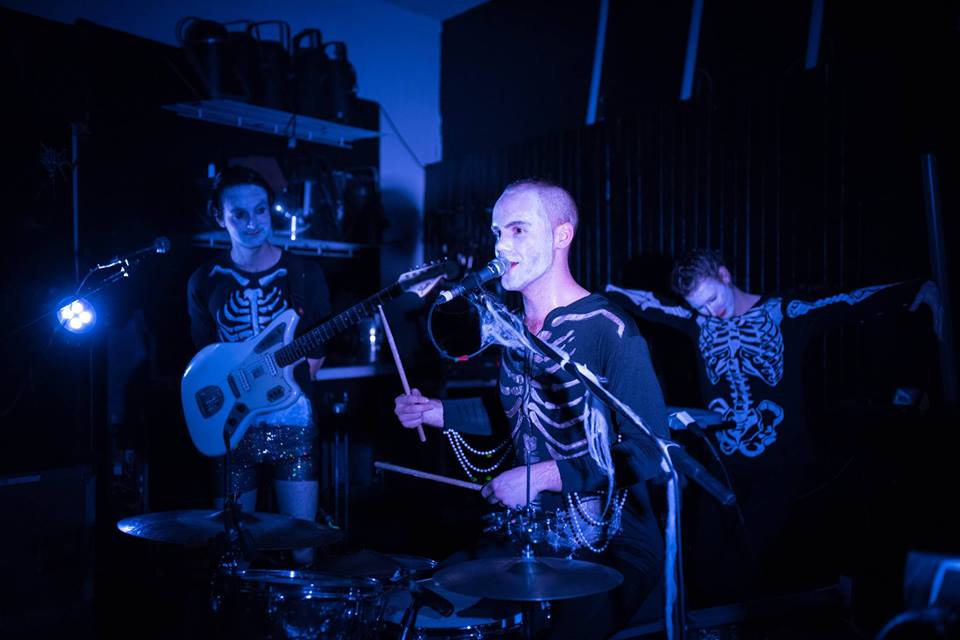 BEAT SEXÜ (@beatsexu) on Twitter photo Quand on fête Halloween au <a href="/LePantoum/">Le Pantoum</a>, on se déguise en <a href="/Anatole_LA/">Anatole</a> (Crédits <a href="/Alice_Chiche/">Alice Chiche</a> ) Ü Quand on fête Halloween au <a href="/LePantoum/">Le Pantoum</a>, on se déguise en <a href="/Anatole_LA/">Anatole</a> (Crédits <a href="/Alice_Chiche/">Alice Chiche</a> ) Ü