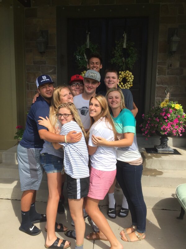 saradoom3's tweet photo. S/O to fam, can't wait to see you all when I get back😭💚 https://t.co/PnqePe5Fuv