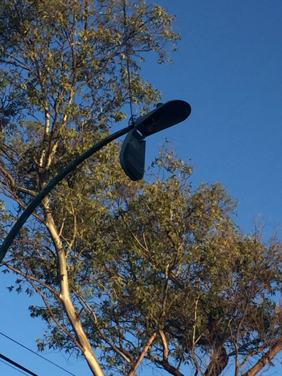 bchch's tweet photo. @denuncianau Favor de arreglar esta luminaria que esta a punto de caerse. Fuente de las Águilas entre el 234 y el 230, en Tecamachalco. https://t.co/gWWv9BMerY