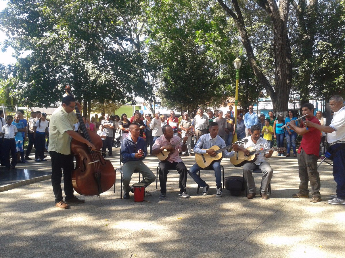 mimamadami's tweet photo. @nucleosombrero  En el acto del XV Aniversario del C.I.C.P.C   con la participación del ensamble de ALMA  LLANERA  @SistemaGuarico https://t.co/Kw29By2XlK