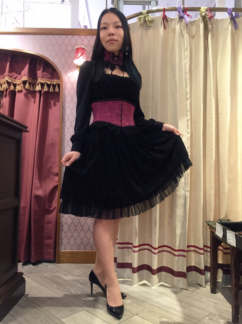 アビエタージュ ラフォーレ原宿店 コーディネート紹介 ジュリエットワンピース をお召しのお客様に レースプリントシリーズのワイン レース付のネックコルセット ベリーショートコルセットを合わせていただきました シックな黒の ワンピースに差し色