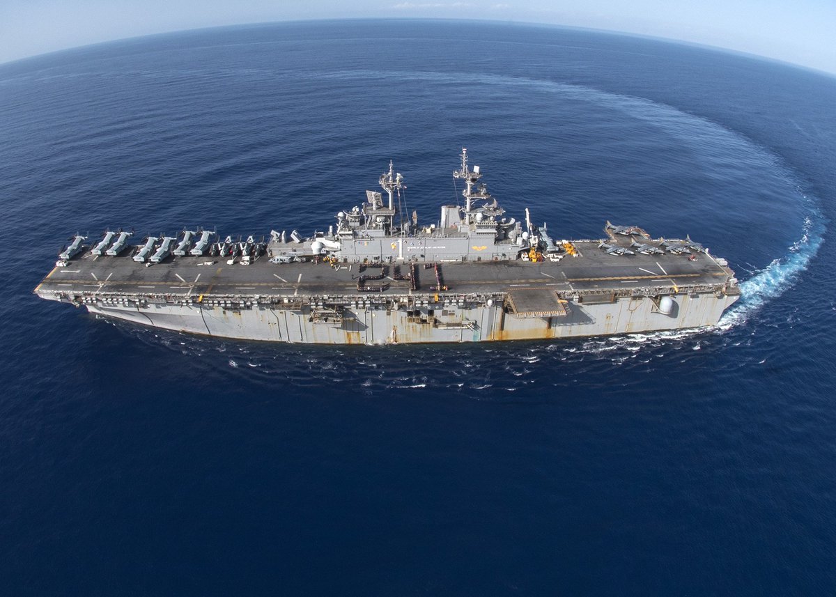 在日米海軍司令部 どうぞよろしく ということで 17年秋にボノム リシャールと交代して佐世保に前方配備される予定の 強襲揚陸艦ワスプです 飛行甲板に描いた人文字 241 は米海軍創設241年をお祝いするためのもの T Co J5fh90fix4