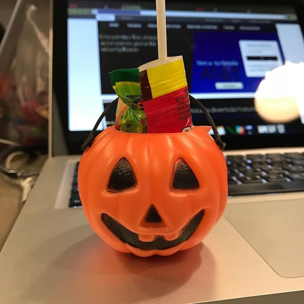 angelooohyes's tweet photo. Ahora sí me dieron mi calaverita. 🎃💀👻
¡Gracias @ivmaverick! #DíaDeTodosLosSantos #calabaza #dulces #work #LikeAChildAgain https://t.co/9U6U6u0mrz
