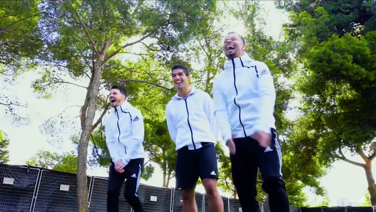 Roberto_Moar's tweet photo. #LaTapaDelDeporte Aquí la propuesta de #GameDayPlus que cerró #LaTapa con @LuisSuarez9 desafiado por dos freestylers https://t.co/zrBzHzx3bi https://t.co/LdDAxjlsje