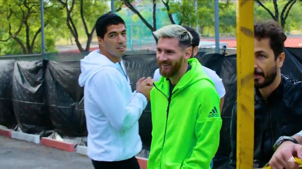 Roberto_Moar's tweet photo. #LaTapaDelDeporte Aquí la propuesta de #GameDayPlus que cerró #LaTapa con @LuisSuarez9 desafiado por dos freestylers https://t.co/zrBzHzx3bi https://t.co/LdDAxjlsje