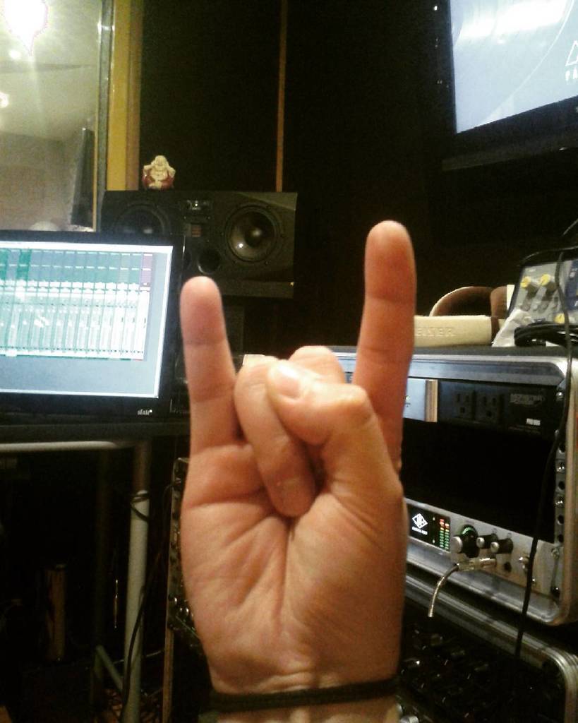 Día1: Muy buena grabación <a href="/ronyborges/">Rony</a>. Ahora a preparar los bajos para mañana #yeah #2016 #Colombia #metal #festiva…