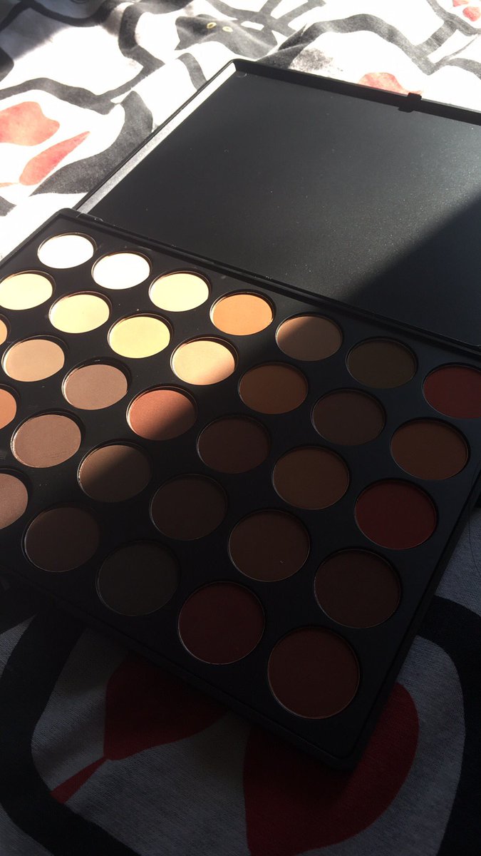 GM0URNING's tweet photo. BITCHHHHGHHHHH THIS PALETTE IS FUCKING AMAZING @MorpheBrushes #35om https://t.co/GVHpBLj7Z4