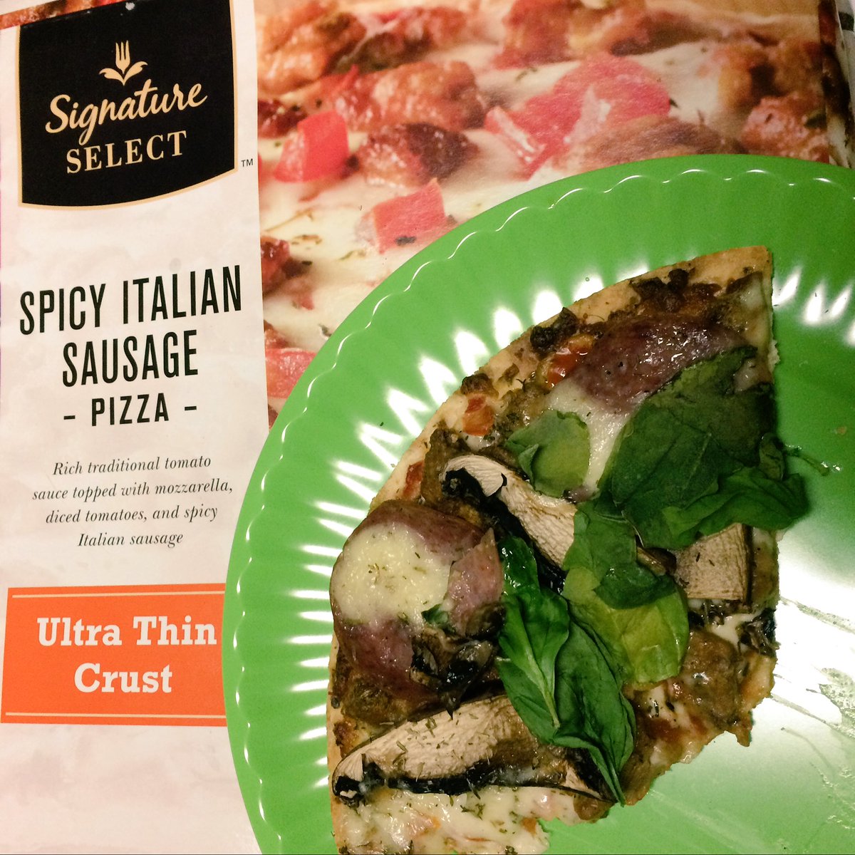 ywdwarner's tweet image. #signatureselect @Safeway w portobello, spinach , mozzarella and salami . Frozen + fresh = #grocerygames replay @GuyFieri