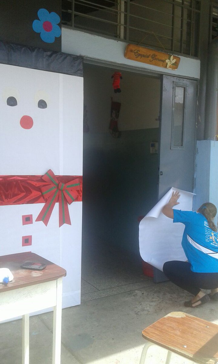 maestro_rodrig's tweet photo. Decorando nuestra escuela con alegría y amor porque llego la navidad https://t.co/66yM7gi7sv