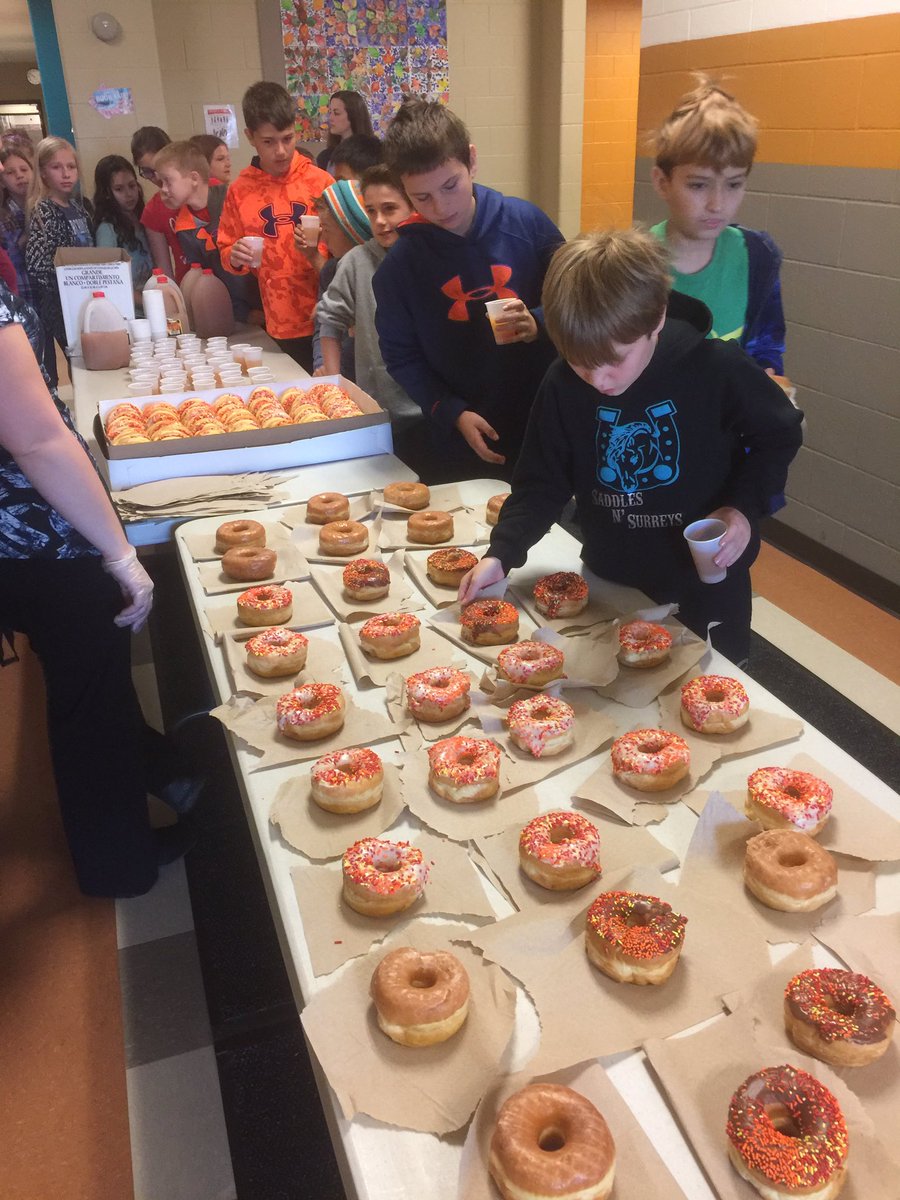 PrincipalWiley's tweet photo. It was Donuts & Cider Day at #OES. #BehaviorRewards #OtsegoKnights #Sprinkles #Glazed https://t.co/YFKeYvbmPq