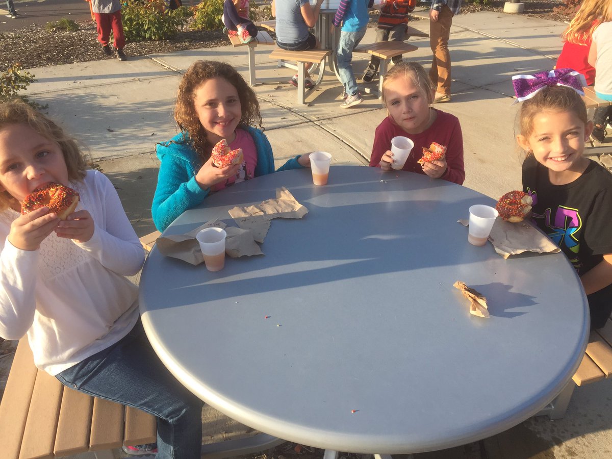 PrincipalWiley's tweet photo. It was Donuts & Cider Day at #OES. #BehaviorRewards #OtsegoKnights #Sprinkles #Glazed https://t.co/YFKeYvbmPq