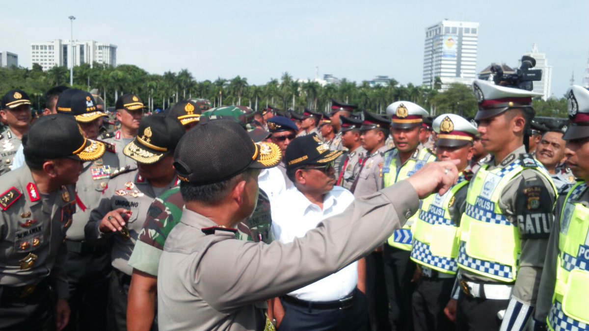 TMCPoldaMetro's tweet photo. 09:26 Kapolri &amp; Panglima TNI Pimpin apel kesiapsiagaan Pengamanan tahap kampanye dlm rangka Pilkada 2017 di Monas https://t.co/a9gSqXeC7b