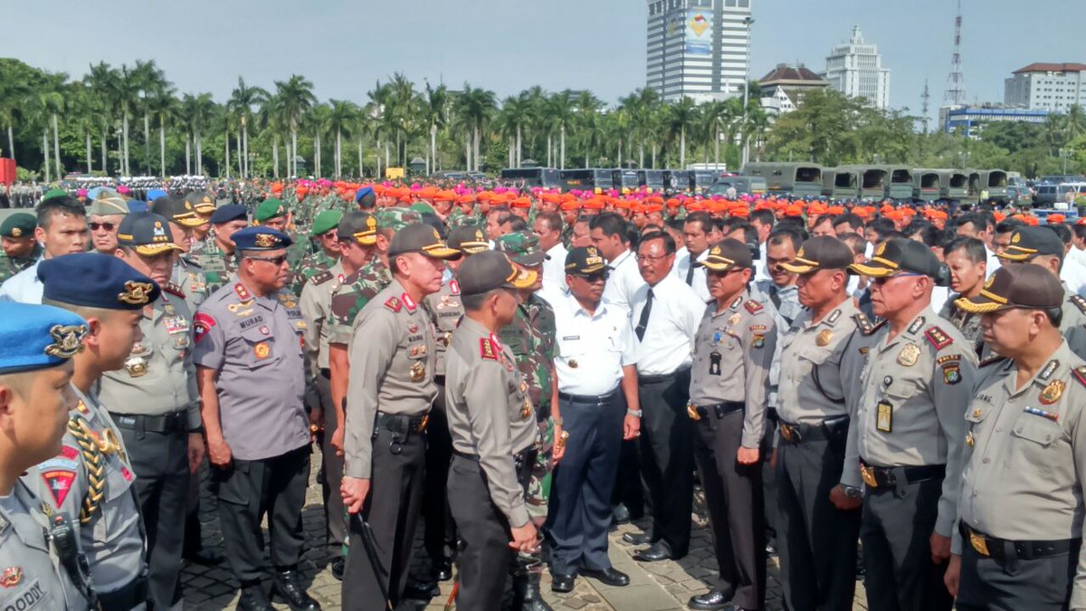 TMCPoldaMetro's tweet photo. 09:26 Kapolri &amp; Panglima TNI Pimpin apel kesiapsiagaan Pengamanan tahap kampanye dlm rangka Pilkada 2017 di Monas https://t.co/a9gSqXeC7b