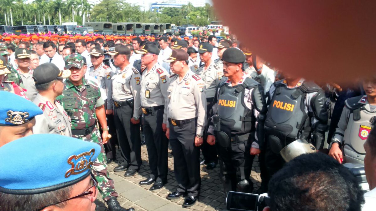 TMCPoldaMetro's tweet photo. 09:26 Kapolri &amp; Panglima TNI Pimpin apel kesiapsiagaan Pengamanan tahap kampanye dlm rangka Pilkada 2017 di Monas https://t.co/a9gSqXeC7b