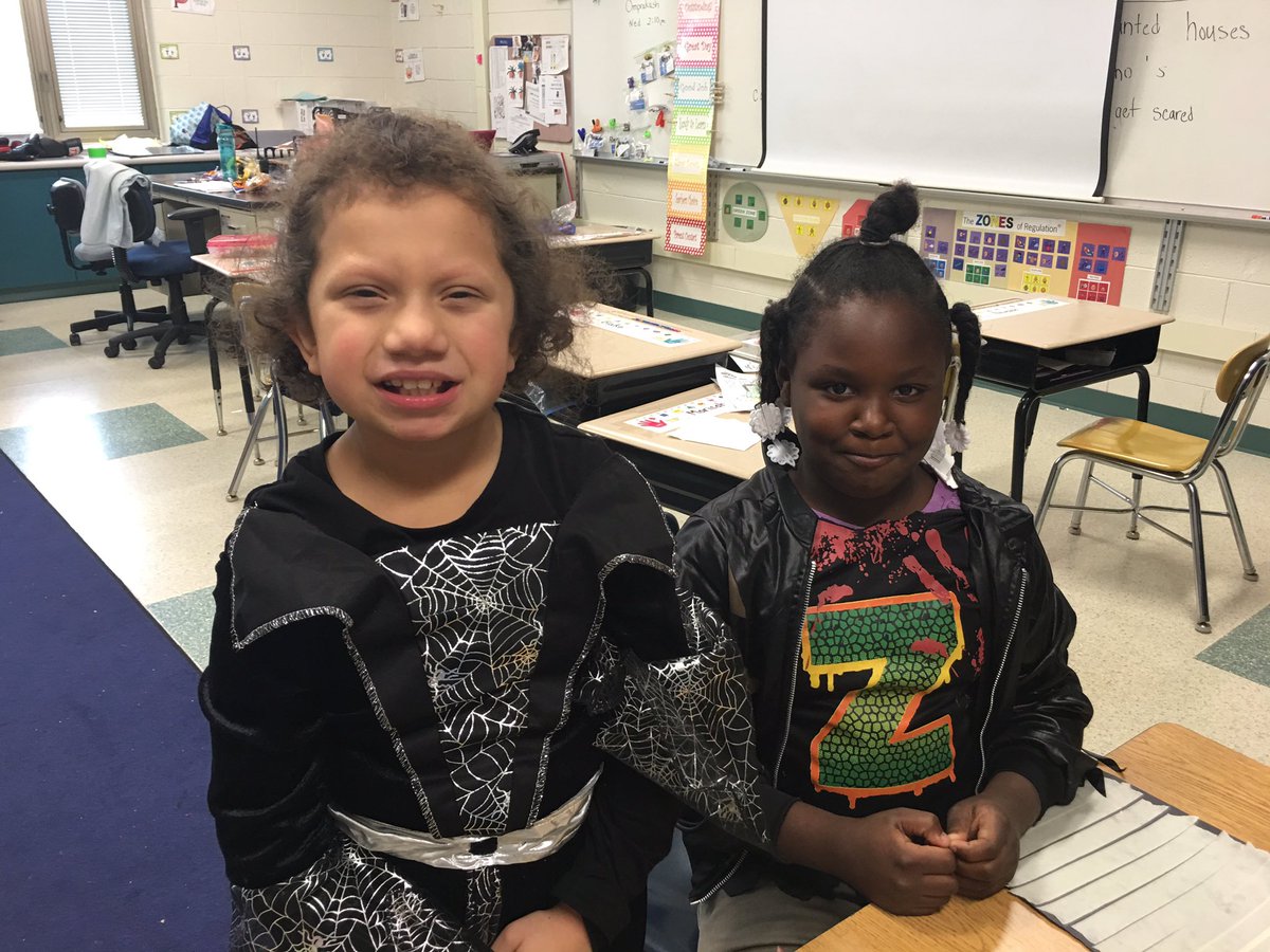 RupleyELS's tweet photo. Halloween happenings in Mrs Peel's class! https://t.co/sd8pIYUuJL