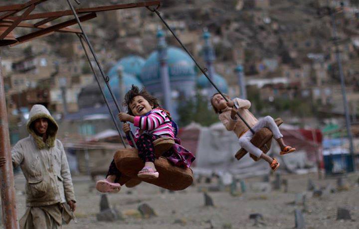 وصن ضحكة الأطفال يا ربّ إنّها ** إذا غردت في موحش الرمل أعشبا
ويا ربّ حبّب كلّ طفل فلا يرى ** وإن لجّ في الإعنات وجها مقطّبا
#صباحات_أفغانية