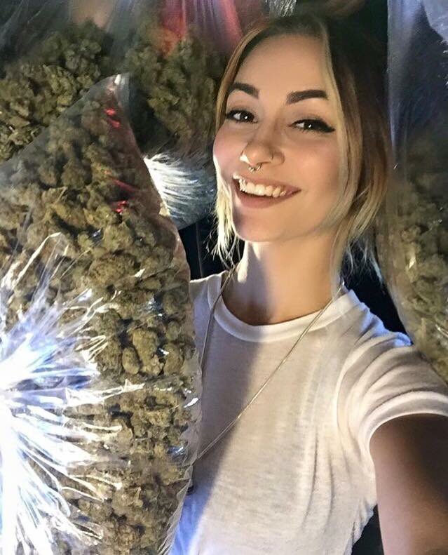 Retweeted 🍃Weed Posts  ® (@xWeedPosts):

My type of girl  fb.me/CuLOZ5oi