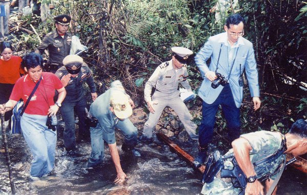 jeabPum's tweet image. เขาบอกพระราชา มีแต่คนรับใช้ จะไปไหนก็แสนจะสุขสบาย แต่ว่าราชาของฉัน ทรงเหนื่อยล้ามามากมาย ลำบากเพื่อเราคนไทยทุกๆ คน