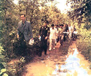 jeabPum's tweet image. เขาบอกพระราชา มีแต่คนรับใช้ จะไปไหนก็แสนจะสุขสบาย แต่ว่าราชาของฉัน ทรงเหนื่อยล้ามามากมาย ลำบากเพื่อเราคนไทยทุกๆ คน