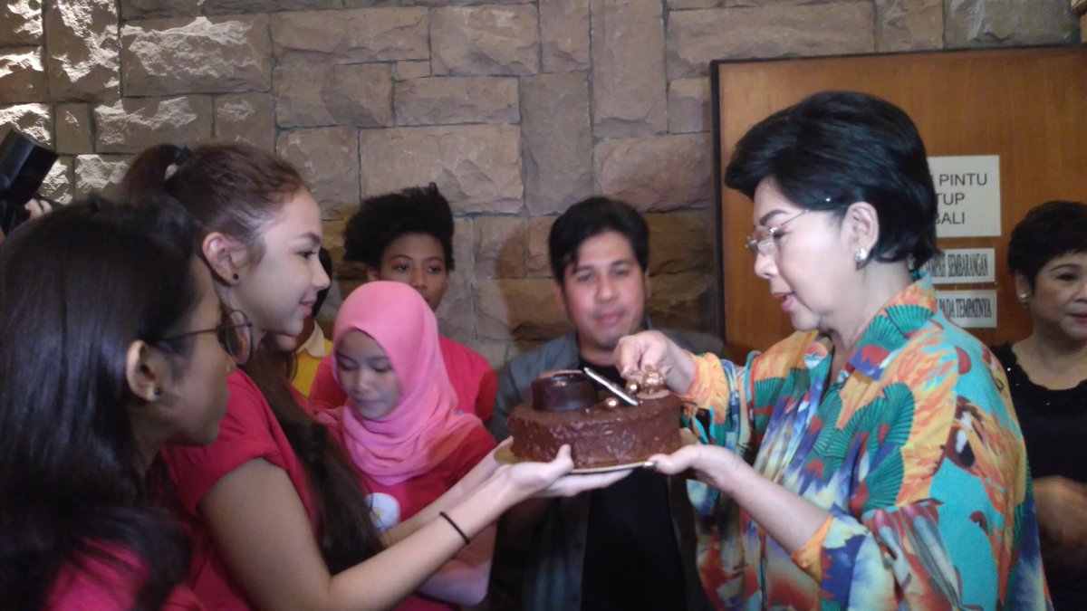 MusicaStudios's tweet photo. Selamat ulang tahun Eyang Titiek Puspa! Semoga selalu sehat, enerjik, memberi inspirasi bagi generasi muda, &amp; sukses bersama @DutaCintaOFC! https://t.co/ReW6uMjliX