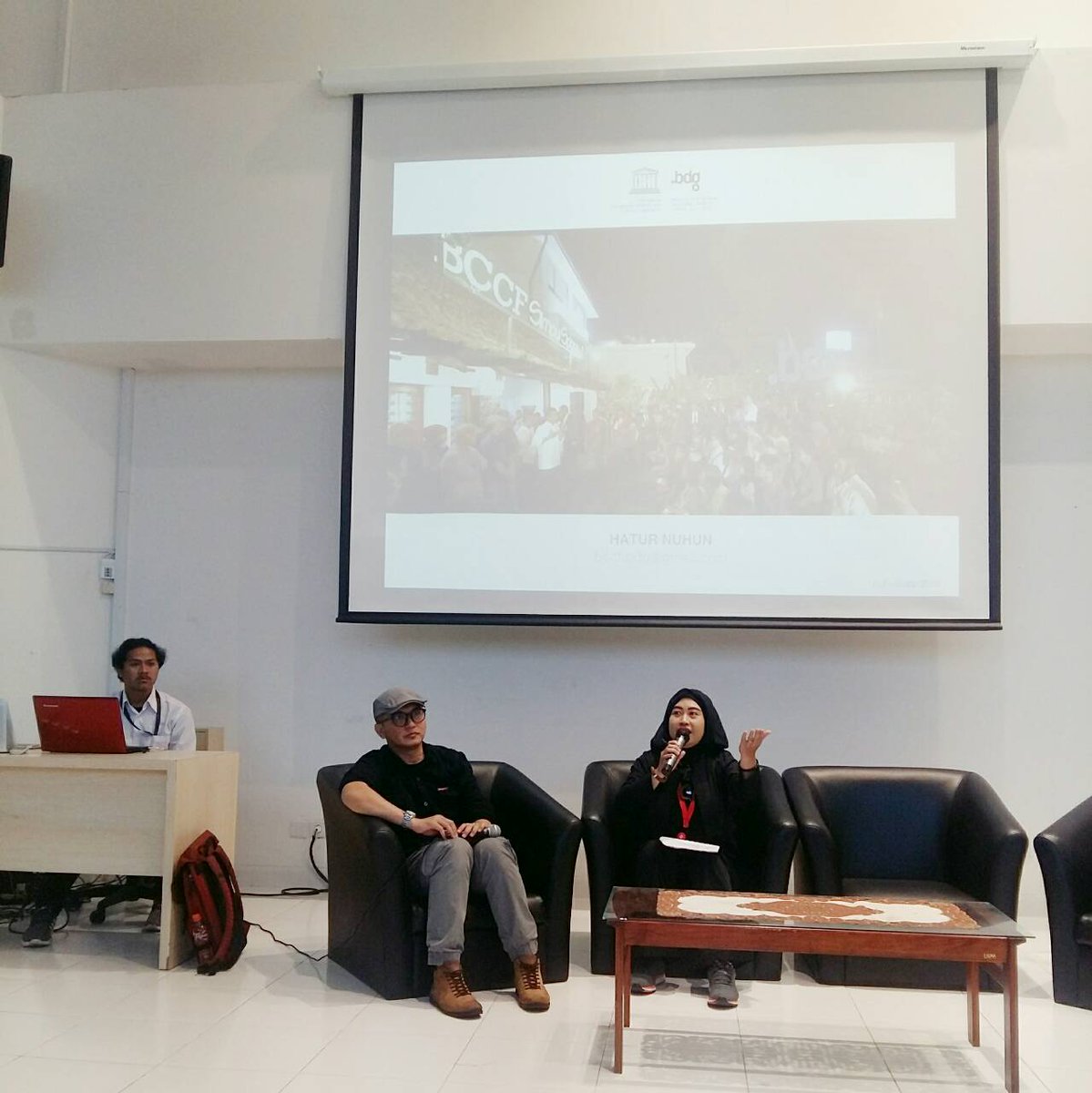 Pembicara pertama kita adalah kang Fiki Satari. Beliau adalah chairman of Bandung Creative City Forum