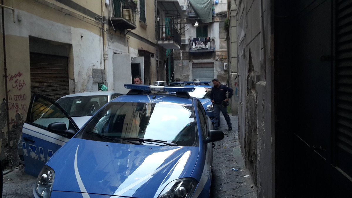 Nicoleamo's tweet photo. FDO al picchetto antisfratto x la disoccupata Bros ke vive nella casa fittata A NERO da @severino_nappi #nappievasore #vergogna #stopsfratti https://t.co/PGS0f2vJLj