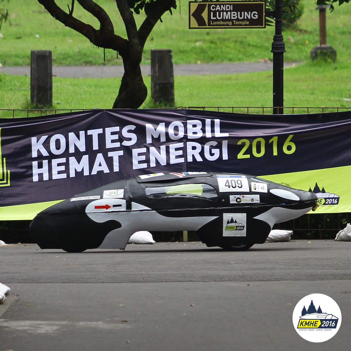 kmhe2016's tweet photo. Mobil No. 409: Tim ASATAMA USU 1 dari Universitas Sumatra Utara saat melintasi Finish Line! #kmhe2016 https://t.co/km8s15AwEO