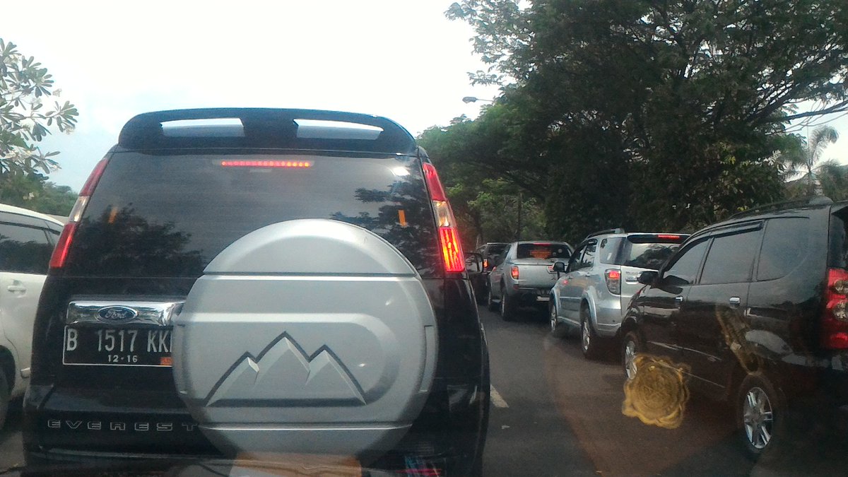KbrPenjaringan's tweet photo. RT @dmarcony: macet berat di alternative cibubur https://t.co/kL9aWFXV8Y https://t.co/cXSYVSJxPi