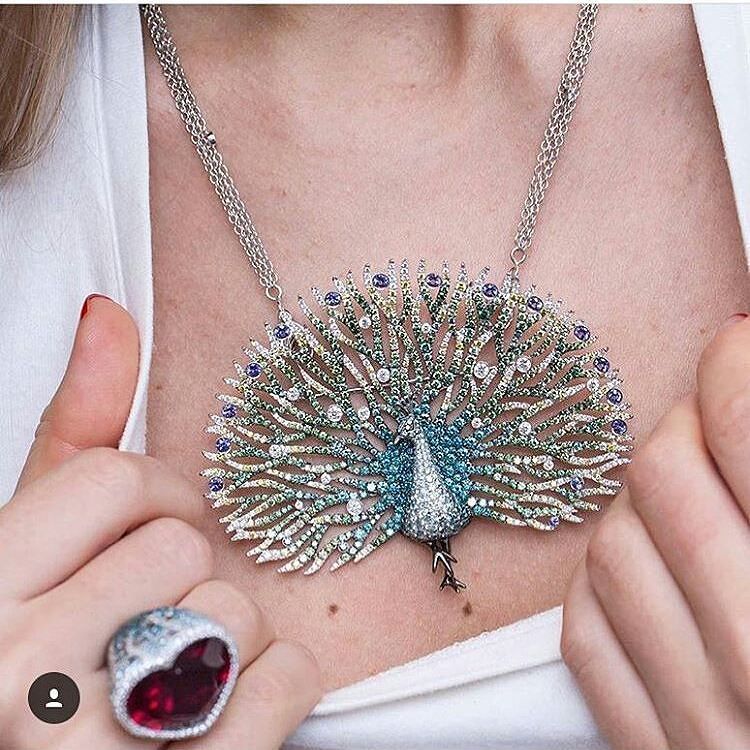 jewelryblogram's tweet photo. Magnificent #Peacock #brooch / pendant by @palmierojewellery worn by the beautiful @lizaurla - #gemologue https://t.co/FJBeZlzGl4