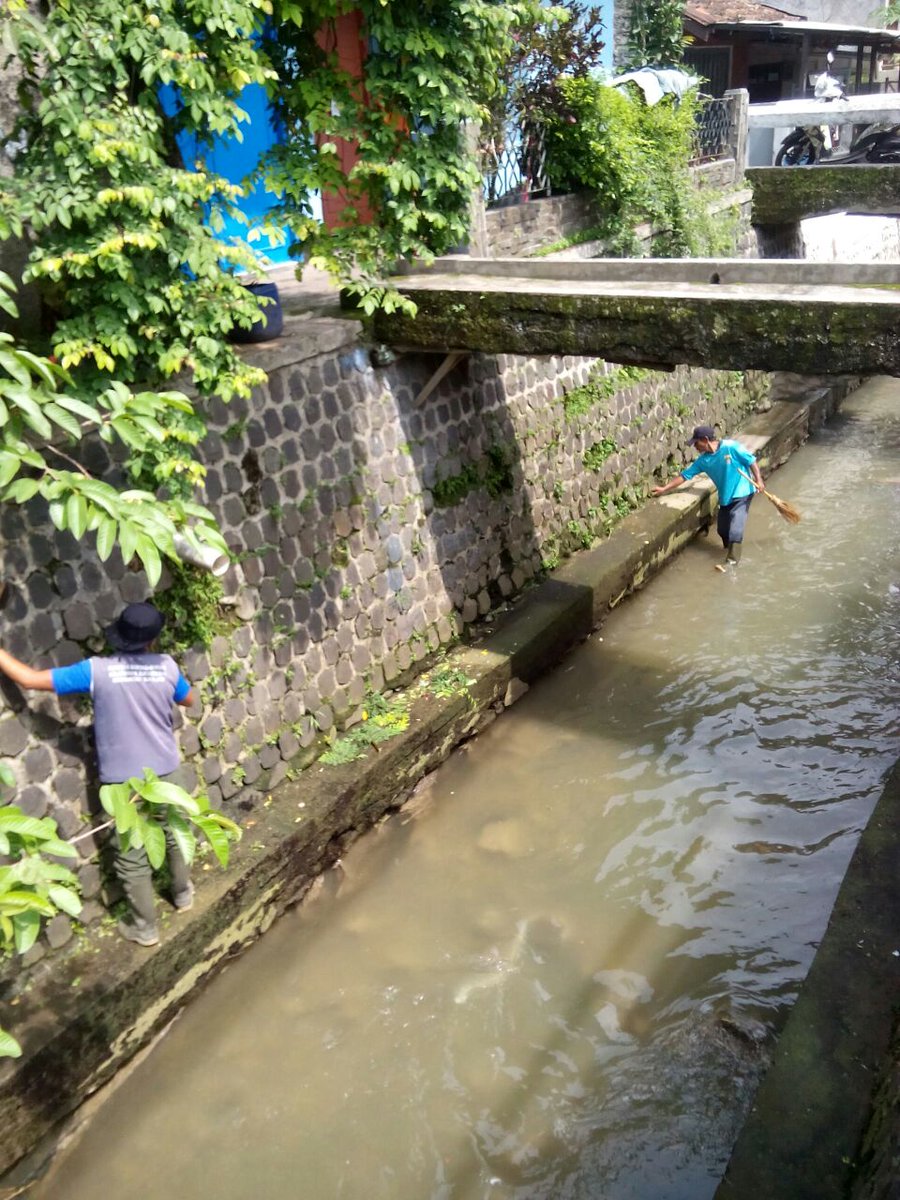 Kel_Sukabungah's tweet photo. gober dicilimus&amp;djunjunan tuk menghilngkn genngan air dijln @ridwankamil @PemumBdg @Kec_Sukajadi @bplh_kotabdg @dbmpkotabdg @BDGcleanaction https://t.co/9mw0NU5htc