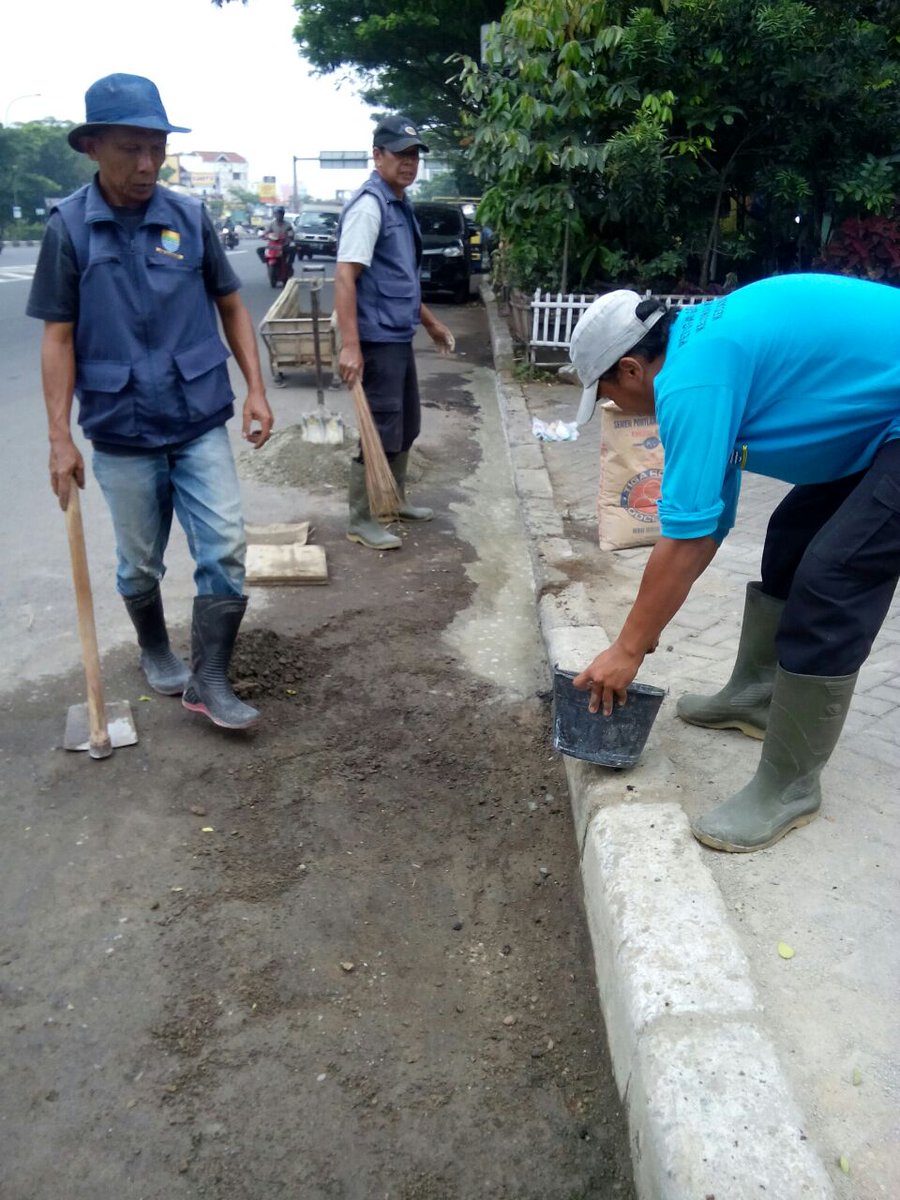 gober dicilimus&amp;djunjunan tuk menghilngkn genngan air dijln <a href="/ridwankamil/">Ridwan Kamil</a> @PemumBdg <a href="/Kec_Sukajadi/">Kecamatan Sukajadi</a> @bplh_kotabdg <a href="/dbmpkotabdg/">DBMP Bandung</a> @BDGcleanaction