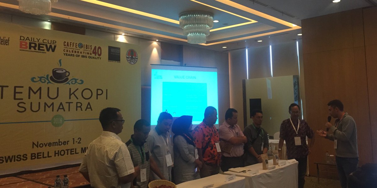 ejcanty's tweet photo. Florent @coopcoffees and Armia from PermataGayoCoop lead a workshop on value chain costs at #TemuKopi event in Medan. @LuthWorldRelief https://t.co/JXAsi9tqOu