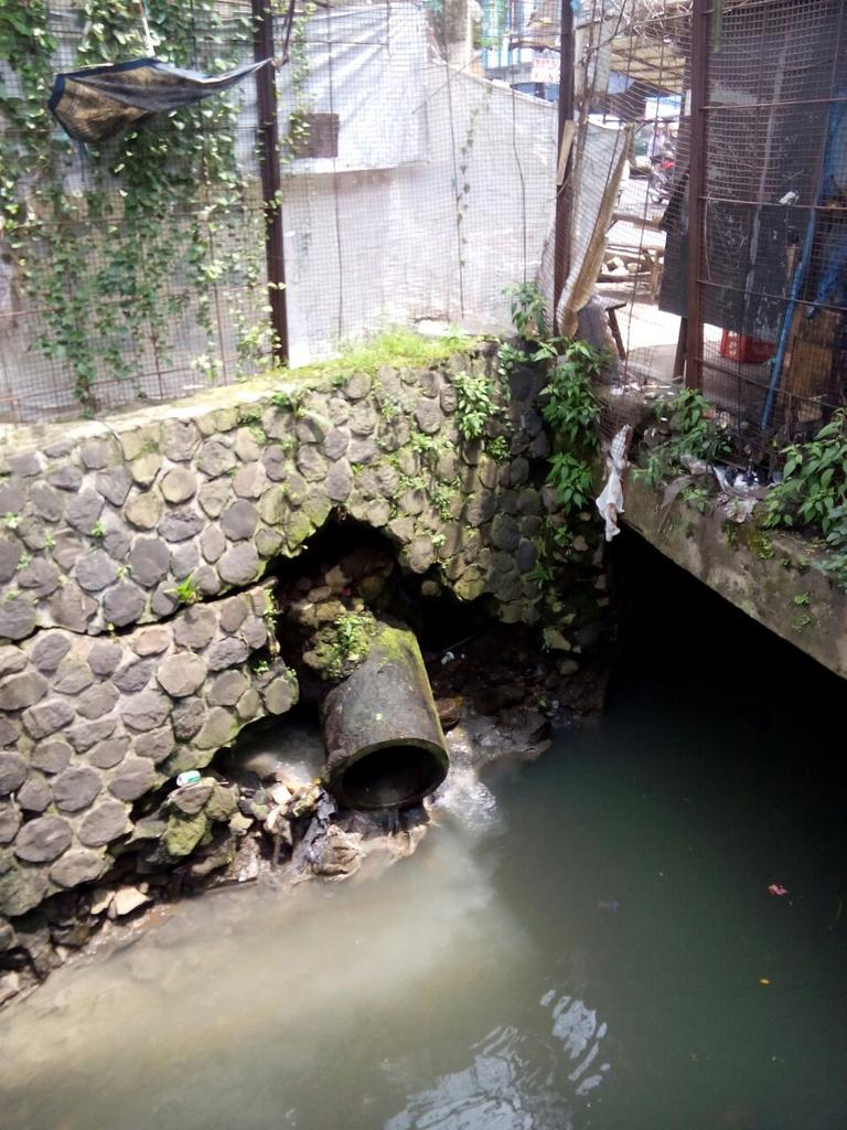 Hatur nuhun <a href="/dbmpkotabdg/">DBMP Bandung</a> tlh survey&amp;pengukuran tuk perbaikan kirmir di perbatasan rw4&amp;5 <a href="/ridwankamil/">Ridwan Kamil</a> @bplh_kotabdg <a href="/Kec_Sukajadi/">Kecamatan Sukajadi</a> @PemumBdg