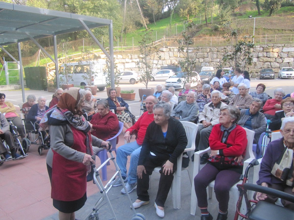 Marrameu torra castanyes a la voreta del foc...