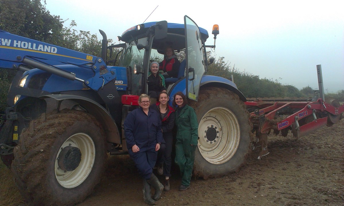 grahamboyt's tweet photo. Level3 1st year female ag https://t.co/sQUrBu1Zzu to be #TomorrowsExpert @Sparsholt_Coll .NH T7 / sumo combo. #Oakes_bros https://t.co/2nnaL5HymK