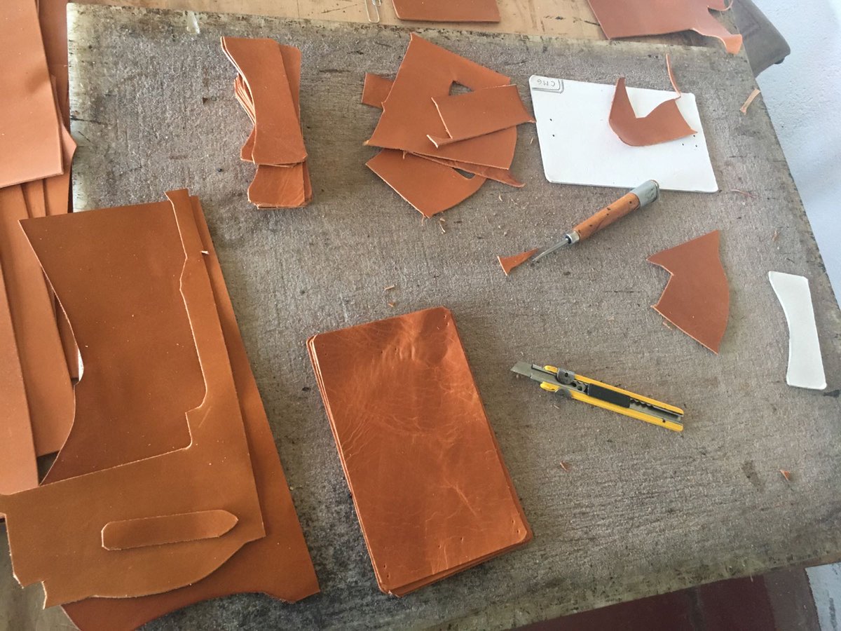 Cuero_Manjon's tweet photo. Aunque parezca un caos, está todo en su sitio. Antonio está preparando las piezas para varios #macutos ✂ ✂ Entre patrones está la cosa... https://t.co/wHqHo59k9z