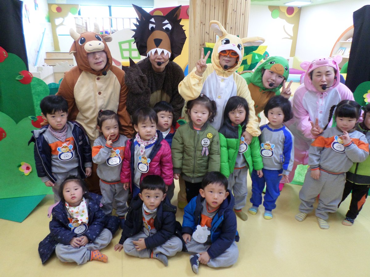 인성교육인형극을 관람하러 양지동아이사랑놀이터로 4,5세 친구들이 다녀왔답니다. 무섭고 더럽다는 선입견으로 따돌림을 당하던 늑대가 똑같은 친구였다는 것을 알고 사이좋은 친구가 되었답니다 우리들도 친구들과 사이좋게 지낼 수 있는 멋진 친구가 될 거 랍니다