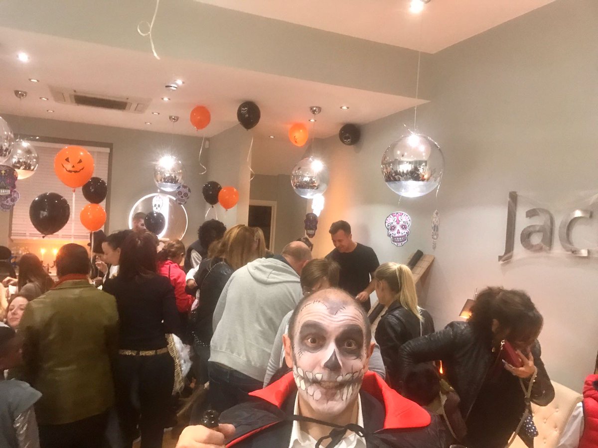 VillageLifeSW4's tweet image. Scenes from the 'Annual @JacksonsSW #Halloween Party on #AbbevilleRoad