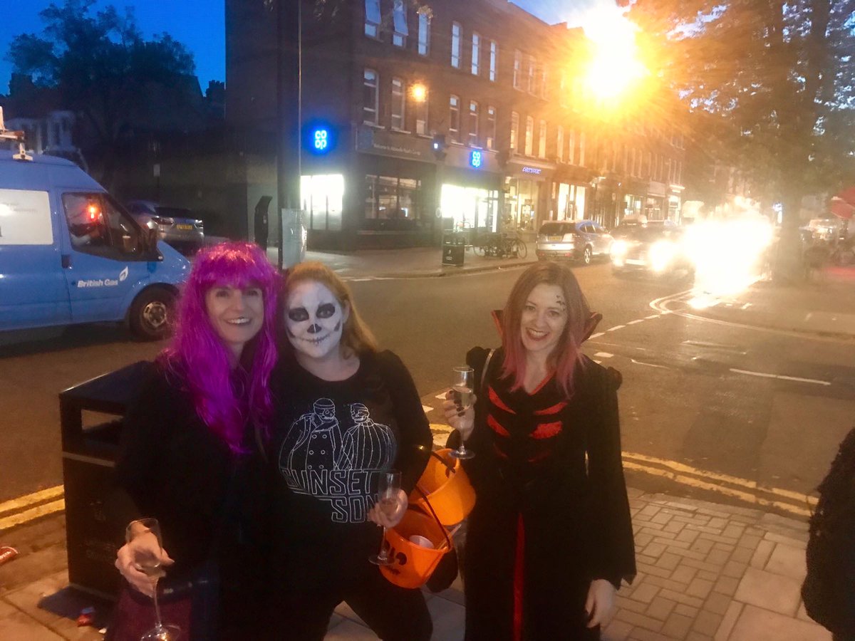 VillageLifeSW4's tweet image. Scenes from the 'Annual @JacksonsSW #Halloween Party on #AbbevilleRoad