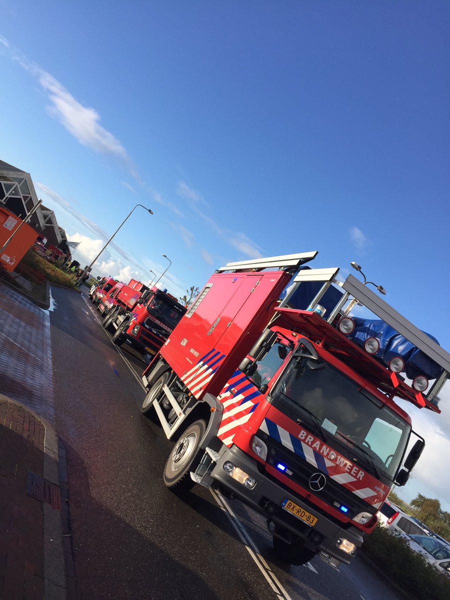 MelanieVisser1's tweet photo. #crisisoefening #waterwolf2016 de brandweer is gearriveerd #Marken https://t.co/DV9FmNqwxa